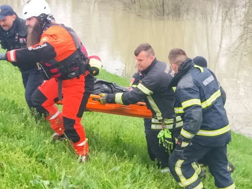 Vorschau Bild von 30 Geflüchtete konnten bislang lebend geborgen werden. Acht
Personen mussten aufgrund schwerer Unterkühlung in Krankenhäuser in
Vinkovci, Vukovar und Slavonski Brod eingeliefert werden, während
die übrigen medizinisch erstversorgt wurden. Nach aktuellen
offiziellen Angaben liegen derzeit keine bestätigten Informationen
über Todesopfer vor - diese sind jedoch nicht ausgeschlossen,
betonte der kroatische Innenminister Davor Božinović.