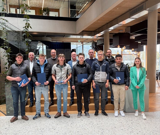 vorne v.l.n.r.: Die ausgezeichneten Lehrlinge – Christoph
Schumann, Florian Weingast, Andreas Kugler, Philip Foidl, Lukas
Nothegger und Mehmet Deveci mit Caroline Boban. hinten v.l.n.r.:
Franz Wiesflecker (Leitung BODNER-NL St. Johann), Thomas Bodner
(geschäftsführender Gesellschafter der BODNER Gruppe), Otmar Gredler
(Betriebsleiter BERGER+BRUNNER), Stefan Kronbichler (Betriebsleiter
Kronbichler Bau) und Fritz Waldvogel (Betriebsleiter STRICTA)