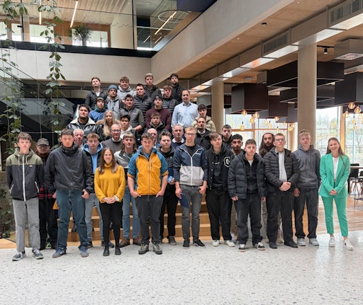 Vorschau Bild von Thomas Bodner (hinten 2. von links.) und Caroline Boban (vorne
rechts) mit den ausgezeichneten Lehrlingen und ihren Ausbildnern.