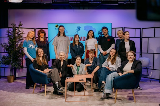 Die Absolvent:innen der Digitaljournalismus-Akademie 2026 mit
Vivien Heinrich und Antina Zlatkova (OKTO) und Thomas Prager (BAIT),
in der Mitte von links