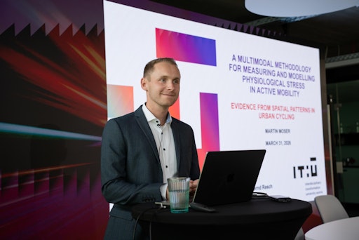 Mit seiner Dissertation zeigt Martin Moser (IT:U), wie sich
Stress im Radverkehr messen und für die Stadtplanung nutzen lässt.