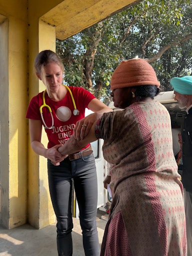 In den schnell wachsenden Slums am Stadtrand der Millionenstadt
Chandigarh leben tausende Familien unter prekären Bedingungen – ohne
ausreichenden Zugang zu sauberem Wasser, gesunder Ernährung oder
medizinischer Versorgung. Die von Jugend Eine Welt unterstützte
Mobile Klinik bietet den Menschen Zugang für kostenlose
Behandlungen. Dr. Magdalena Grießler, ehrenamtliches
Vorstandsmitglied von Jugend Eine Welt und Leiterin des
Gesundheitszentrum Mariazell, begleitete das Team der Mobilen Klinik
und half mit ihrer Expertise.