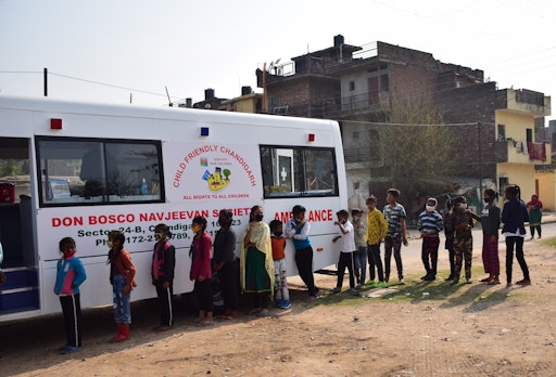 Vorschau Bild von Der Kleinbus der Mobilen Klinik ist in Chandigarh/Indien an 21
Stationen im Einsatz. Das von Jugend Eine Welt unterstützte Projekt
erreicht somit rund 30.000 Menschen.