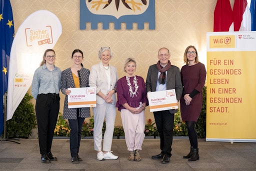 Tanja Hasendorfer, BA (Gesundheitsreferentin WiG), Mag.a Ursula
Hübel (Projektleiterin „Sicher gesund in Wien“ WiG), MMag.a Agnes
Streissler-Führer (Landesstellenausschuss-Vorsitzende ÖGK Wien),
Sabine Hofer-Gruber, MBA (Senior*innenbeauftragte Stadt Wien),
Dennis Beck (Geschäftsführer WiG) und MMag.a Christa Gahleitner
(Abteilungsleiterin „Gesunde Stadt – Gesunde Organisationen“ WiG)
bei der Eröffnung der WiG-Fachtagung.