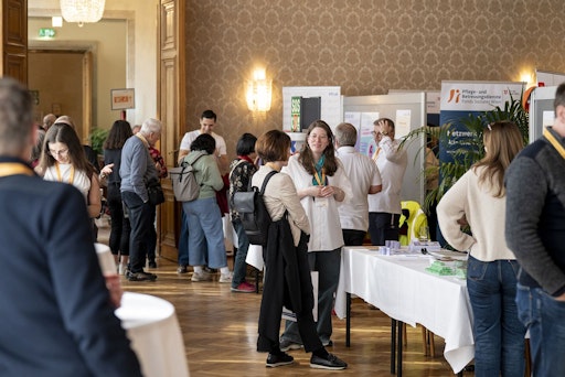 Vorschau Bild von Das Interesse der Teilnehmenden am Angebot der Organisationen vom
„Marktplatz“ war ebenso groß wie die Freude an der Vernetzung.