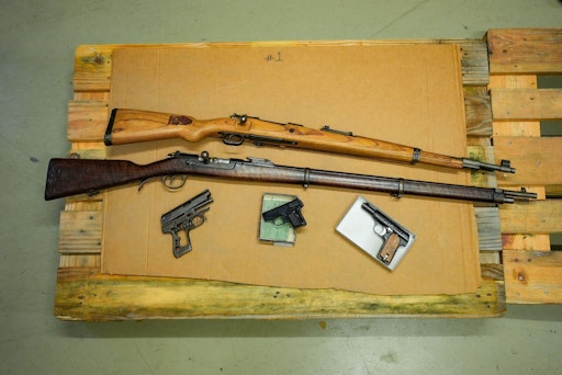 Das Bild zeigt historische Lang- und Kurzwaffen (ehemalige
Kategorien C und D), wie sie über Jahrzehnte hinweg in Österreich
weit verbreitet waren. Diese Waffen unterlagen lange keiner
Registrierungspflicht und befinden sich häufig seit Generationen im
Besitz von Familien. Viele dieser Altbestände wurden erst mit der
Einführung moderner Register sichtbar und waren zuvor in keiner
offiziellen Statistik erfasst.