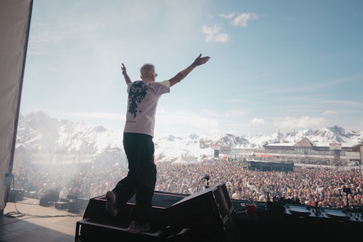 Strahlender Sonnenschein, wolkenloser Himmel, jede Menge
Neuschnee und internationale Beats: Beim „Top of the Mountain Easter
Concert“ am 5. April 2026 verwandelte sich die Idalp in Ischgl in
eine spektakuläre Open-Air-Bühne. Rund 22.000 Besucher feierten mit
Robin Schulz und dem Joker Popart Club bei perfekten
Pistenbedingungen den Startschuss für den „Spring Blanc“ – und damit
den Beginn eines genussvollen, musikalischen Frühlings in den Alpen.