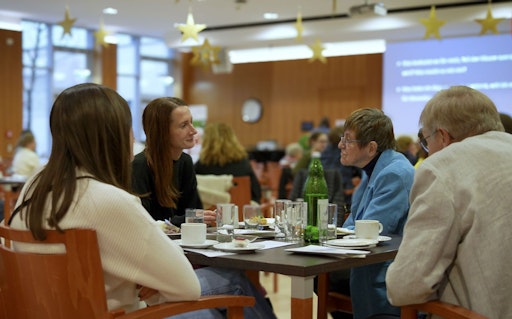 Vorschau Bild von Fachvorträge und Diskussionsrunden fördern den Austausch zwischen
Wissenschaft und gelebter Praxis.
