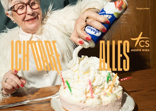 Ich darf alles Motiv: Torte mit Schlagobers