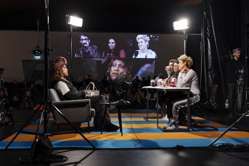 Erinnerung ist die Komplizin des Vergessens, der Beschwörung und
der erzählerischen Konstruktion. Sie akzeptiert keine harten Grenzen
zwischen Gestern und Heute, passiert genau jetzt und ist auf die
Zukunft gerichtet. Mit ihr lässt sich kein Staat machen.