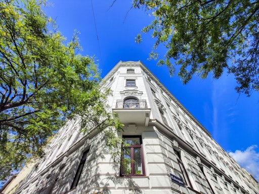 Vorschau Bild von In der Meiselstraße 28, im Herzen des 15. Wiener Gemeindebezirks,
stehen insgesamt 29 Einheiten in einem prachtvollen Stilaltbau aus
der Jahrhundertwende zum Verkauf.