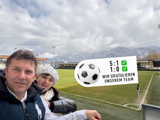 Vorschau Bild von Ing. Robert und Marietta Keringer im Stadion mit den Ergebnissen
der letzten beiden Länderspiele