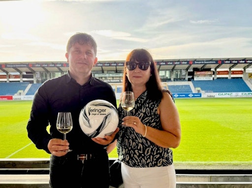 Vorschau Bild von Ing. Robert Keringer / Marietta Keringer mit einem Fußball und
Hinweis auf SCR Altach