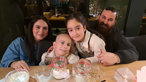 Familie T. mit ihren beiden Mädchen Lavin (rechts) und Lia bei
einem Event (Kikis Kitchen in Bochum) kurz nach der abgeschlossenen
Therapie der Tochter. Das kleine Mädchen gilt heute als geheilt. Und
Lavin besucht weiterhin die Löwenbande in Dortmund. // Weiterer Text
über ots und www.presseportal.de/nr/176683 / Die Verwendung dieses
Bildes für redaktionelle Zwecke ist unter Beachtung aller
mitgeteilten Nutzungsbedingungen zulässig und dann auch honorarfrei.
Veröffentlichung ausschließlich mit Bildrechte-Hinweis.