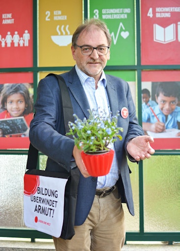 Reinhard Heiserer, Geschäftsführer der österreichischen
Entwicklungsorganisation Jugend Eine Welt, dankt Spenderinnen und
Spendern symbolisch mit Vergissmeinnicht zum selber einpflanzen
(Fotocredit: Jugend Eine Welt).