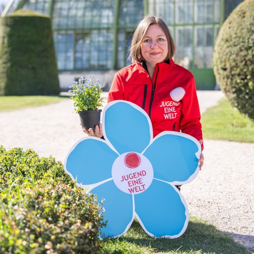 Vorschau Bild von Mit dem Pflanzen von Vergissmeinnicht-Blumen (hier im Bild:
Jugend Eine Welt-Mitarbeiterin Nina Hollinger) im Wiener Schlosspark
Schönbrunn wurde auch heuer wieder traditionell den zahlreichen
Jugend Eine Welt-Testamentsspenderinnen und -spendern gedacht