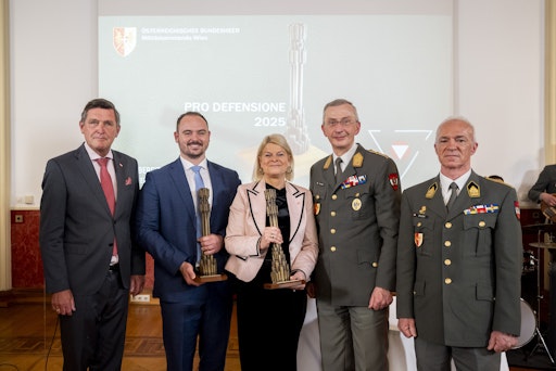 Vorschau Bild von Bundesheer: Ehrenpreis „Pro Defensione“ an
Verteidigungsministerin Klaudia Tanner verliehen