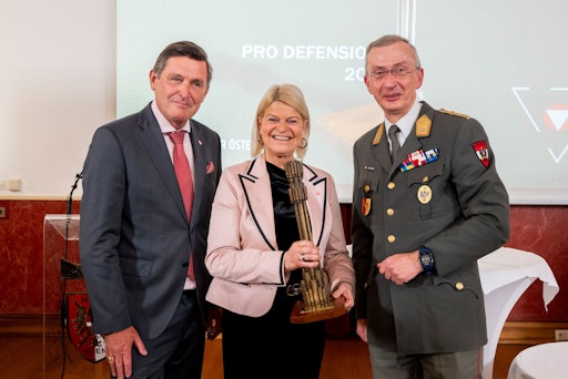 Bundesheer: Ehrenpreis „Pro Defensione“ an
Verteidigungsministerin Klaudia Tanner verliehen