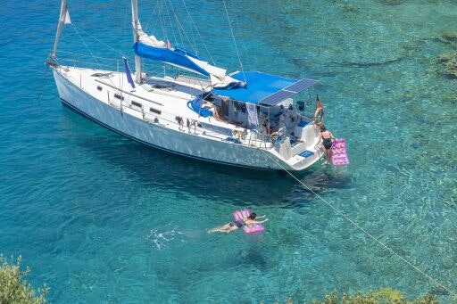 Für die meisten Schweizer Urlauber:innen darf die Entspannung beim Segelurlaub nicht zu kurz kommen © iStock (Fotograf: iStock; Bildrechte: iStock)