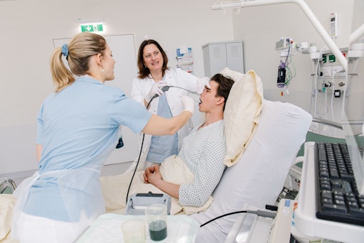 Logopädin Theresa Bitriol, MA und Neurologin und Leiterin Stroke
Unit Dr.in Eva Krisper-Stepan mit Patient*in bei der
FEES-Untersuchung