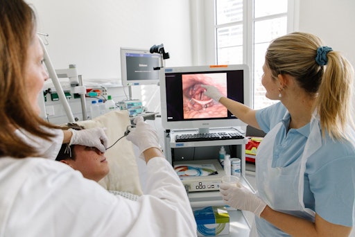 Vorschau Bild von Neurologin und Leiterin Stroke Unit Dr.in Eva Krisper-Stepan (l.)
und Logopädin Theresa Bitriol, MA (r.) mit Blick auf den Bildschirm
bei einer FEES-Untersuchung.