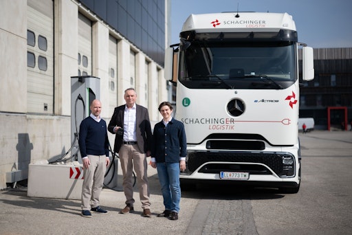 Einige Leitunternehmen der E-Mobilität im Schwertransport, wie
Schachinger Logistik, Reder Transporte und Schlager Transport
Logistik, sind bereits Unterstützer von Charge with Friends.
v.l.n.r. Lukas Skarabela, Klaus Ahamer (beide Schachinger) &
Korbinian Kasinger (kW-Solutions). Foto © Paul Gruber.