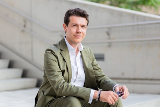 Vorschau Bild von Dr. Slaven Stekovic, Molekularbiologe und Experte für Longevity
Slaven Stekovic gilt als einer der prägendsten Köpfe im Bereich
Langlebigkeit und Gesundheit. Mit wissenschaftlicher Tiefe und
unternehmerischem Drive bringt er neueste Erkenntnisse aus der
Biologie in die Anwendung. Autor dreier Bestseller, Redner,
ausgezeichnet mit der Forbes 30under30, unter den Top 100 MBAs und
mehrfach als eienr der führenden Jungunternehmer Österreichs.