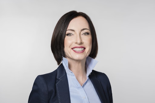 Vorschau Bild von Dr. Manuela Macedonia ist Neurowissenschaftlerin, Autorin und
erfahrene Wissenschaftsvermittlerin. Ihr Schwerpunkt liegt auf dem
Gedächtnis für Sprache – insbesondere darauf, wie das Gehirn Wörter
speichert, abruft und durch Bewegung besser lernt. Neben ihrer
Forschungstätigkeit an der JKU begeistert Dr. Macedonia ein breites
Publikum durch Vorträge, Bücher und Medienauftritte, in denen sie
komplexe neurobiologische Zusammenhänge verständlich und praxisnah
vermittelt.