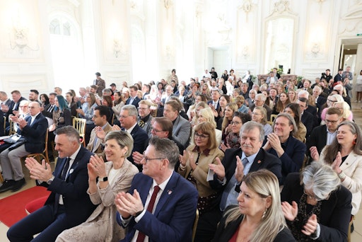 Am 8.4.2026 feierten mehr als 200 Gäste die Eröffnung der
Sonderausstellung "Verspielte Symmetrie - der Barockgarten als
Kunstwerk" in Schloss Hof.