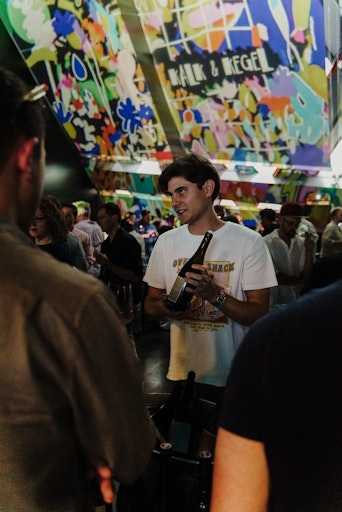 Vorschau Bild von Ausgeschenkt werden rund 400 Bio-Weine von mehr als 60 Winzern
vor Ort, dazu kommt Österreichs längste Champagner- und
Schaumwein-Bar als weiteres prickelndes Highlight