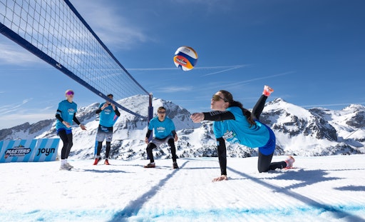 Vorschau Bild von Die österreichischen Beachvolleyball-Asse Jana Zierler, Alisa
Boyd, Xandi Huber und Felix Friedl spielten vor beeindruckender
Bergkulisse in Obertauern groß auf.