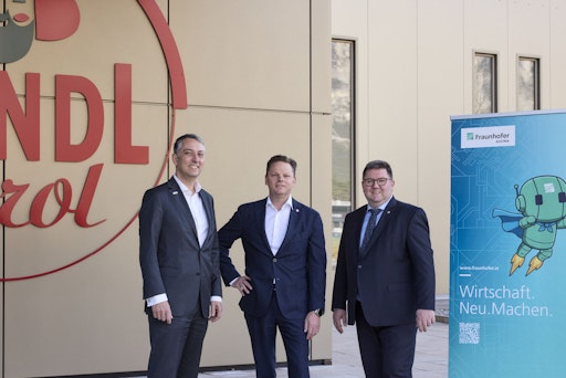 Forschung & Industrie für gemeinsamen Wettbewerbsvorteil:
(v.l.n.r.) Sebastian Schlund, Geschäftsführer Fraunhofer Austria,
Karl Christian Handl, Geschäftsführer Handl Tyrol und Mathias Rauch,
Generalbevollmächtigter Europäischer Forschungsraum, Fraunhofer
Gesellschaft e.V.