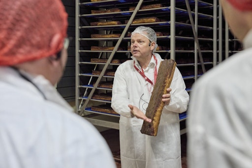 Vorschau Bild von Fabrikplanung für modernes Werk: Gemeinsam mit Fraunhofer Austria
zeigte Handl Tyrol-Geschäftsführer Karl Christian Handl wie das
Zusammenspiel aus Forschung und Industrie die Wettbewerbsfähigkeit
stärkt und den Standort sichert.