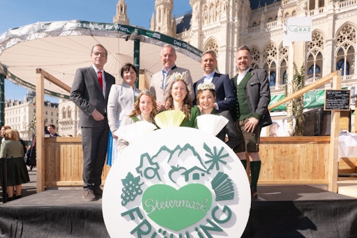 Gruppe klein, von links: Landtagspräsident Wien Christian
Meidlinger, Steiermarks Landeshauptmann-Vize Manuela Khom und
Landeshauptmann Mario Kunasek, Bundesminister Wolfgang
Hattmannsdorfer und STG-Geschäftsführer Michael Feiertag, mit den
Hoheiten Dachstein, Wein und Narzisse.