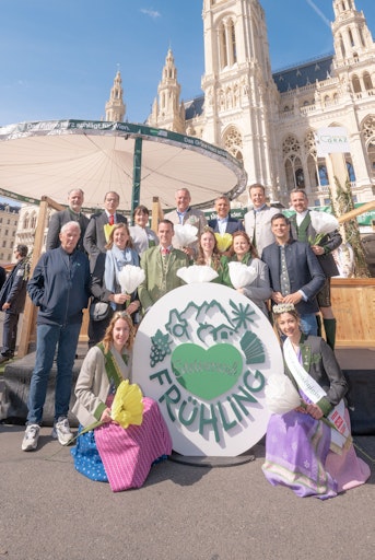 Vorschau Bild von Gruppe groß, von links: Landtagspräsident Steiermark Gerald
Deutschmann, Landtagspräsident Wien Christian Meidlinger,
Landeshauptmann-Vize Manuela Khom, Landeshauptmann Mario Kunasek,
Bundesminister Wolfgang Hattmannsdorfer, Landesrat Karlheinz
Kornhäusl und STG-Geschäftsführer Michael Feiertag,
Motorsport-Legende und Hotelier Helmut Marko, Staatssekretärin
Barbara Eibinger-Miedl, Landesrat Stefan Hermann, Weinkönigin,
Landesrätin Claudia Holzer, Landesrat Hannes Amesbauer mit
Dachstein- und Narzissenhoheit.