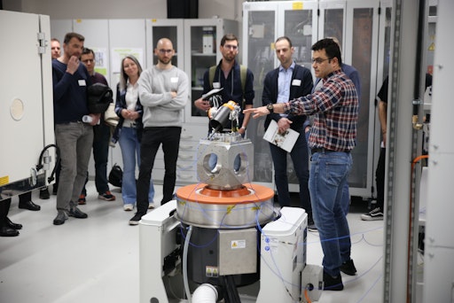 Vorschau Bild von Während der Führung konnten sich die Gäste ein Bild von den 275
m² umfassenden Laborflächen und den Demonstratoren machen.