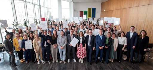 Claudia Bauer, Bundesministerin für Europa, Integration und
Familie, überreichte gemeinsam mit DI Bgm. Johannes Pressl,
Präsident des Österreichischen Gemeindebundes, und Mag. Christoph
Jünger, MBA, Geschäftsführer UNICEF Österreich, am 9. April 2026 bei
der Energie AG Oberösterreich in Linz im Rahmen der Verleihung
familienfreundlichegemeinde die Zertifikate an die Vertreterinnen
und Vertreter der Gemeinden. (c) Harald Schlossko