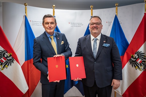 Der österreichische Mobilitätsminister Peter Hanke und der
tschechische Verkehrsminister Ivan Bednárik