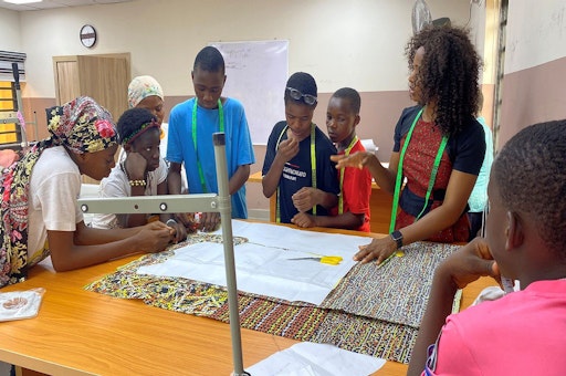 Im von Jugend Eine Welt unterstützten Straßenkinder-Zentrum in
Lagos/Nigeria, das jeweils aus einer Einrichtung für Mädchen und für
Buben besteht, erhalten ehemalige Straßenkinder nicht nur Schutz,
medizinische Versorgung sowie täglich eine warme Mahlzeit, sondern
auch eine Berufsausbildung – wie hier zu Schneiderinnen und
Schneidern.