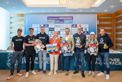 Anton Palzer, Lukas Pöstlberger, Peter Peschel, Margit
Heissenberger, Sebastian Schuschnig, Klaus Ehrenbrandtner, Jana
Gigele, Julius Rupitsch (v.l.n.r.)