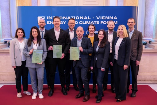 Die nationalen Gewinner:innen des Awards Sara Vecchiato (IFA
Tulln), Rene Baumann (AEE Intec) und die Projektverantwortlichen
rund um das Projekt GreenBricks mit dem Team der Net Zero Industries
Mission.