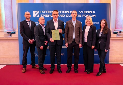 Das GreenBricks Team von AIT und Wienerberger nahmen den Preis in
der Hofburg entgegen. Am Bild v.l.n.r.: Urban Peyker (Mission
Director der Net-Zero Industries Mission), René Pesendorfer
(Wienerberger), Wilfried Lechner (Wienerberger), Tilman Barz (AIT),
Veronika Wilk (AIT), Annemarie Schneeberger (AIT)