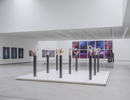 Vorschau Bild von Die Ausstellung AMADOR & COMPLOJ zeigt von 11. April bis 14. Juni
2026 im Museum Angerlehner über 80 Gemälde sowie rund 300
Glaskunstwerke der österreichischen Künstler Juan Amador und Robert
Comploj, kuratiert von Klaus Albrecht Schröder und organisiert von
der Sammlung Werner Trenker.