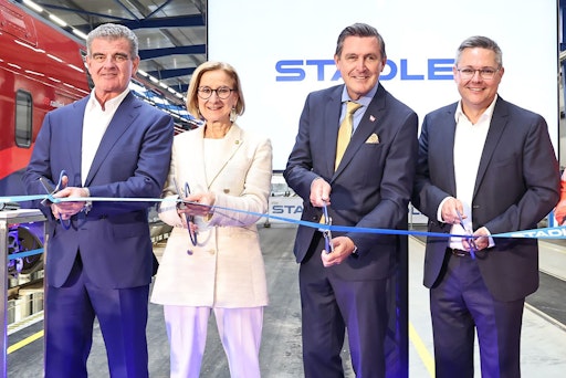 Feierliche Eröffnung der neuen Werkhalle von Stadler Rail im
niederösterreichischen Obersiebenbrunn: (v.l.n.r.) Peter Spuhler
(Präsident des Verwaltungsrates Stadler Rail AG), Johanna
Mikl-Leitner (Landeshauptfrau von Niederösterreich), Peter Hanke
(Bundesminister für Innovation, Mobilität und Infrastruktur) und
Christian Diewald (CEO Stadler Austria) beim symbolischen
Durchschneiden des Eröffnungsbands.