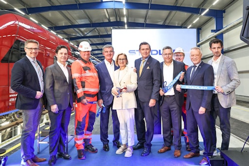 Vorschau Bild von Gruppenbild im Rahmen der Eröffnung der neuen Stadler-Halle in
Obersiebenbrunn