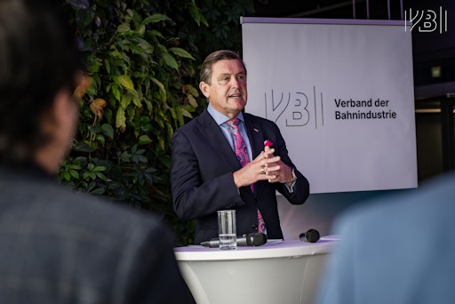 Vorschau Bild von Peter Hanke, Bundesminister für Innovation, Mobilität und
Infrastruktur, spricht im Rahmen des Parlamentarischen Tags der
Bahnindustrie vor Vertreter:innen aus Politik und Industrie