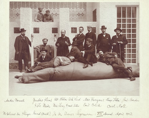 Vorschau Bild von Gruppenporträt mit den beteiligten Künstlern an der 14.
Ausstellung der Wiener Secession (sog. Beethoven-Ausstellung),
hintere Reihe v.l.n.r.: Anton Nowak, Gustav Klimt, Adolf Böhm,
Wilhelm List, Maximilian Kurzweil, Leopold Stolba, Rudolf Bacher;
vordere Reihe v.l.n.r.: Kolo Moser, Maximilian Lenz (liegend), Ernst
Stöhr, Emil Orlik, Carl Moll, Fotograf: Moriz Nähr, 1902