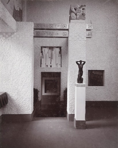 Skulptur „Athlet“ von Max Klinger im rechten Seitensaal der
Secession, Fotograf: Moriz Nähr, April–Juni 1902 Copyright: ÖNB