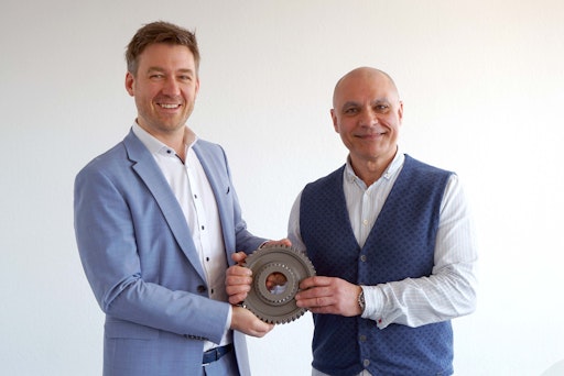 Philipp Krenn, Geschäftsführer der Aichelin Service GmbH,
übergibt die Standortleitung an Nicolai Saathoff.