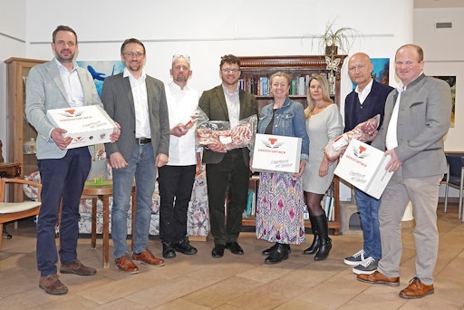 Vorschau Bild von Übergabe im Seniorenwohnhaus Karl Borromäus in Linz. V.l.n.r.:
Martin Lindinger (Geschäftsführer Fa. Großfurtner), Thomas Reisecker
(Obmann-Stellvertreter VLV), Stefan Schwaiger (Leitung Küche
Seniorenwohnhaus Karl Borromäus), Michael Klaffenböck
(Geschäftsführer Schweinehaltung Österreich), Marlene Fahrngruber
(Heimleitung Seniorenwohnhaus Karl Borromäus), Kerstin Wimhofer
(Pflegedienstleitung Seniorenwohnhaus Karl Borromäus), Johann
Stinglmayr (Geschäftsführer VLV-Ferkelringe), Markus Brandmayr
(Obmann VLV).